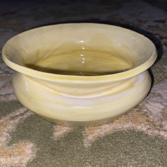 Pastel Yellow Glazed Studio Pottery Bowl -Unsigned. Unique Shallow Bowl - Picture 2 of 6